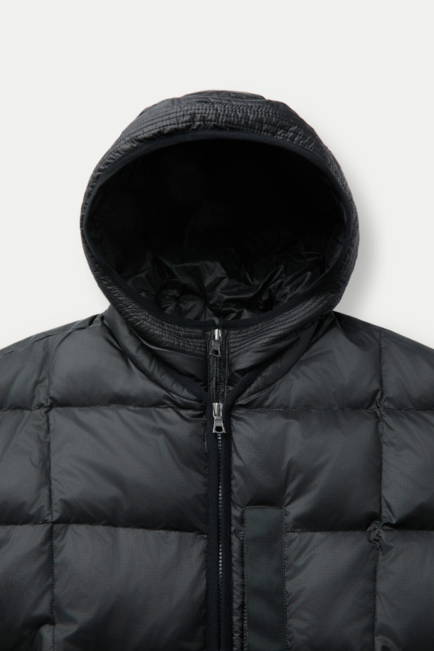 **미들레이어 경량 다운 점퍼**는 가을과 겨울, 일상 및 아웃도어 활동에 적합한 남녀 공용 아우터입니다. 블랙 색상의 무지 디자인으로 미니멀하고 베이직한 스타일을 연출하며, 집업 여밈 방식과 베이직핏으로 편안한 착용감을 선사합니다. 초경량 나일론 소재와 구스다운 충전재를 사용하여 가볍고 따뜻하며, 발수 및 방풍 코팅으로 기능성을 더했습니다. 빌트인 후드 분리가 가능하며, 접밴드 및 절개 보강 설계를 통해 활동성을 높였습니다. 출근룩과 여행룩 등 다양한 TPO에 활용할 수 있는 실용적인 아이템입니다.
