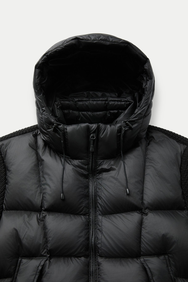 **니트 하이브리드 아우터**는 겨울철 추위에도 끄떡없는 보온성을 제공하는 남성용 점퍼입니다. 무지 디자인에 블랙 컬러로, 캐주얼 및 스포티 스타일을 연출하기 좋습니다. 부드러운 촉감의 니트 소재와 방풍, 발수 기능을 갖춘 초경량 아우터로, 탈부착 후드가 있어 레이어링이 용이합니다. 머스코비 덕다운 충전재를 사용하여 보온성을 극대화했으며, 출근룩이나 여행룩 등 다양한 TPO에 활용 가능합니다. 레귤러핏에 긴 소매, 집업 스타일로 편안하고 활동적인 착용감을 선사합니다.
