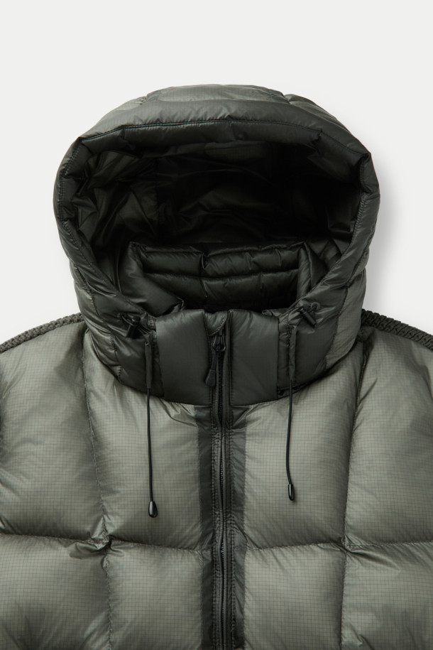 세련된 니트 하이브리드 아우터 점퍼입니다. 캐주얼, 미니멀, 클래식 스타일을 아우르며, 일상과 출근룩에 모두 잘 어울립니다. 카키 및 올리브 색상으로 출시되어 겨울철 스타일링에 포인트를 더합니다. 초경량 나일론과 니트 소재의 조합으로 뛰어난 착용감과 보온성을 제공하며, 덕다운 충전재, 방풍, 발수 기능, 탈부착 후드, 하이브리드 디자인 등 다양한 특징을 갖췄습니다. 레귤러핏에 집업 스타일로 편안함과 활동성을 동시에 잡았습니다.
