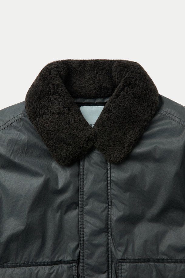 올메텍스 카본 라파예트는 남성용 겨울 점퍼입니다. 카본 및 블랙 컬러로 출시되었으며, 밀리터리와 빈티지 스타일을 동시에 느낄 수 있습니다. MA-1, B-15 코트 타입 디자인에 탈부착 가능한 리얼 FUR 칼라와 구스다운 충전재를 사용하여 보온성을 높였습니다. 방풍 및 발수 기능을 갖춘 면혼방 소재에 카본 코팅 처리와 빈티지 워싱 가공으로 내구성을 더했으며, 세미루즈핏과 드롭 숄더 디자인으로 편안한 착용감을 제공합니다. 출근룩, 여행룩, 클래식, 미니멀, 워크웨어 스타일을 즐기는 분들께 추천합니다.
