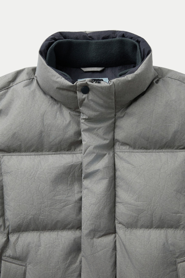 이탈리안 테크니컬 패브릭 크랙 레이어 숏패딩은 겨울철 일상 및 여행, 산책 시 캐주얼하고 미니멀한 스타일을 연출하기에 좋습니다. 3-Layer 기능성 원단과 피그 워싱 가공으로 빈티지한 외관을 자랑하며, 방수, 방풍, 수분 배출 기능으로 쾌적함을 유지합니다. 덕다운 충전재와 두꺼운 두께감으로 보온성을 높였으며, 세미루즈핏으로 편안한 착용감을 선사합니다. 그레이 컬러에 무지 패턴, 사선 포켓, 니트 립 트리밍 및 세로/가로 퀼팅 믹스 디테일이 돋보이는 숏패딩입니다.
