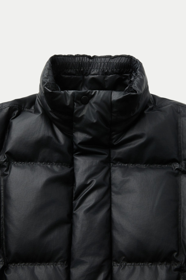 레더라이크 숏 패딩은 세련된 겨울 스타일을 완성하는 필수템입니다. 인조 가죽 소재와 퀼팅 디자인이 어우러져 캐주얼하면서도 모던한 분위기를 연출합니다. 덕다운 충전재와 방풍, 발수 기능으로 보온성을 높였으며, 경량 설계로 편안한 착용감을 제공합니다. 스탠드 넥과 니트립 소맷단, 사이드 포켓 디테일로 실용성을 더했으며, 출근룩과 여행룩 등 다양한 TPO에 활용 가능합니다. 블랙 컬러의 세미루즈핏으로 어떤 스타일에도 쉽게 매치하여 미니멀, 클래식 무드를 연출할 수 있습니다.
