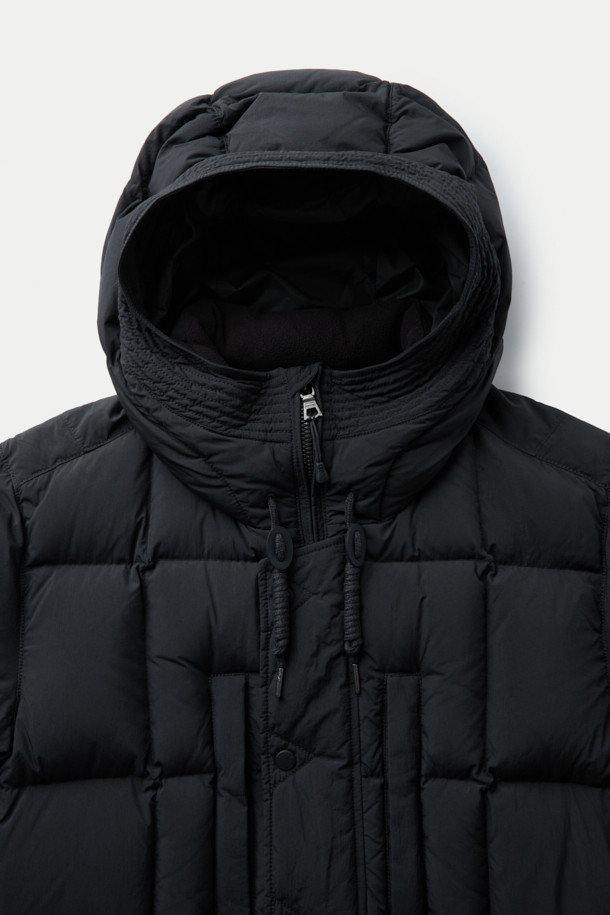 **구스다운 에어트루퍼**는 겨울철 추위로부터 당신을 보호해 줄 방수, 방풍 기능의 패딩입니다. 블랙 색상의 무지 디자인으로, 캐주얼 및 스포티 스타일을 모두 소화할 수 있습니다. 넉넉한 레귤러핏에 집업 방식으로 편안하게 착용 가능하며, 후드가 있어 보온성을 높였습니다. 부드러운 촉감의 나일론과 구스다운 소재를 사용하여 가볍고 따뜻하게 착용할 수 있습니다. 일상생활은 물론 겨울철 야외 활동에도 적합한 두꺼운 두께의 롱패딩입니다.
