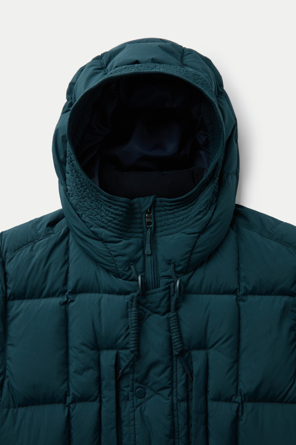 **구스다운 에어트루퍼**는 겨울철 추위로부터 당신을 보호해 줄 방수, 보온 기능의 남녀 공용 패딩입니다. 블랙 색상의 무지 디자인으로 어떤 스타일에도 쉽게 매치할 수 있으며, 캐주얼, 스포티, 미니멀한 룩을 연출하기 좋습니다. 일상생활은 물론 여행이나 캠핑과 같은 아웃도어 활동에도 적합하며, 부드러운 촉감과 레귤러 핏으로 편안한 착용감을 제공합니다. 긴 소매와 집업 스타일, 후드 디테일이 갖춰진 두꺼운 구스다운 패딩으로, 겨울철 당신의 따뜻하고 스타일리시한 겨울을 책임져 줄 것입니다.
