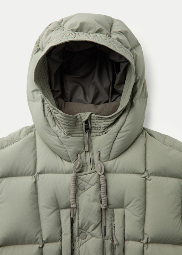 "구스다운 에어트루퍼"는 겨울철 추위를 완벽하게 방어해 줄 남녀 공용 아우터입니다. 보온성이 뛰어난 구스다운 충전재와 튼튼한 나일론 소재를 사용하여, 일상생활은 물론 아웃도어 활동에도 적합합니다. 밀리터리 스타일과 캐주얼 무드를 동시에 느낄 수 있으며, 레귤러핏과 무지 디자인으로 어떤 스타일에도 잘 어울립니다. 카키와 올리브 두 가지 색상으로 출시되었으며, 넉넉한 포켓 디테일과 후드, 방수 기능으로 실용성을 더했습니다. 여행, 캠핑, 등산 등 다양한 TPO에 활용 가능하며, 고프코어 및 미니멀 스타일 연출에도 제격입니다.
