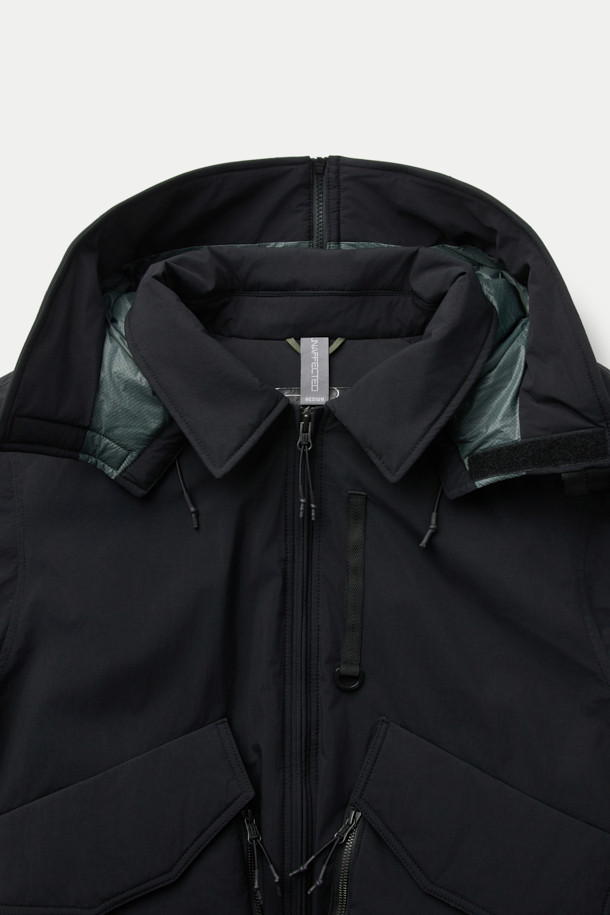 SERIES; X UNAFFECTED MK3 하이브리드 다운 봄버는 남성용 아우터로, 겨울철 일상룩에 적합한 다운 점퍼입니다. 블랙 컬러에 무지 패턴으로 미니멀하면서도 스트릿 스타일을 연출할 수 있으며, 하이넥 디자인과 플랩 포켓 디테일이 돋보입니다. 오버핏 크롭 기장으로 트렌디함을 더하고, 보온성과 방수 기능을 갖춰 추운 날씨에도 쾌적하게 착용 가능합니다. 하이브리드 다운 충전재와 나일론 소재를 사용하여 뛰어난 보온성을 제공하며 출근룩과 여행룩에 모두 활용하기 좋습니다.
