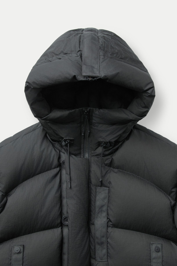 SERIES; X UNAFFECTED N2B 숏 다운 점퍼는 남녀 공용으로 착용 가능한 오버핏 숏패딩입니다. 겨울철 보온과 방풍 기능에 중점을 둔 두꺼운 두께의 나일론 소재를 사용하여 제작되었으며, 부드러운 촉감을 선사합니다. 집업 스타일의 블랙 무지 디자인으로, 캐주얼 및 스포티 무드를 연출하며 캠핑룩이나 등산룩과 같은 TPO에도 적합합니다. 후드가 달려 있어 더욱 따뜻하고 스타일리시하게 착용 가능하며, 미니멀한 스타일을 선호하는 분들께 추천합니다. 긴 소매 기장으로 활동성을 높였습니다.
