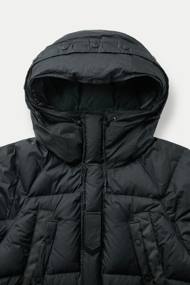 SERIES; X UNAFFECTED M90 ECWCS 다운 파카는 남성용 아우터로, 겨울철 일상 및 아웃도어 활동에 적합한 다운 파카입니다. 블랙 색상의 무지 디자인에 오버핏으로 제작되어 스포티하면서도 밀리터리 스타일을 연출합니다. 두꺼운 두께감과 방수 기능을 갖춘 나일론 소재로 제작되어 보온성을 높였으며, 여행, 캠핑, 등산 등 다양한 TPO에 활용 가능합니다. 집업 여밈 방식에 긴 소매, 후드, 패딩 디테일이 돋보이는 다운 파카입니다.
