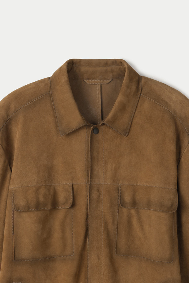 이탈리아 직수입 스웨이드 소재로 제작된 아우터형 셔츠입니다. 오일 브러쉬 가공을 거쳐 부드러운 촉감을 자랑하며, 빈티지하면서도 캐주얼한 스타일을 연출합니다. 가슴 아웃포켓과 사선 핸드포켓 디자인으로 실용성을 더했으며, 수소봉제 마감으로 꼼꼼하게 제작되었습니다. 간절기와 겨울, 겨울 데일리룩과 데이트룩에 활용하기 좋은 릴랙스 핏 셔켓입니다. 캐주얼, 클래식, 미니멀한 스타일을 즐겨 입는 분들께 추천합니다.
