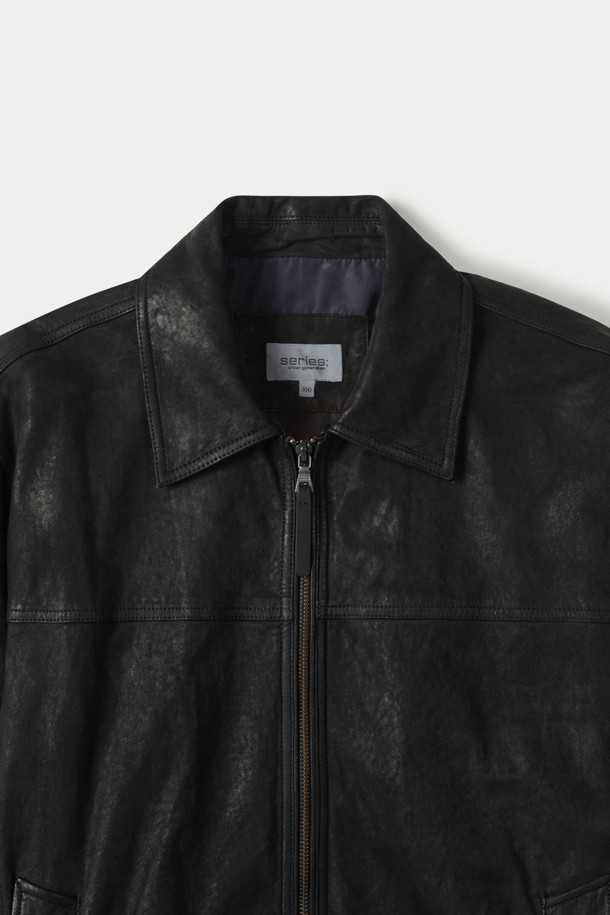 세련된 스타일을 완성하는 여성 양가죽 오일 워싱 트러커 재킷입니다. 부드러운 촉감의 소가죽 소재로 제작되어 편안한 착용감을 선사하며, 봄, 가을 시즌에 활용하기 좋습니다. 크롭 기장과 레귤러핏 디자인으로 캐주얼하고 클래식한 무드를 연출하며, 집업 여밈 방식으로 간편하게 착용할 수 있습니다. 데이트룩, 모임룩 등 다양한 TPO에 활용 가능한 매력적인 아이템입니다. 무지 패턴에 오일 워싱 처리로 은은한 멋을 더했습니다.
