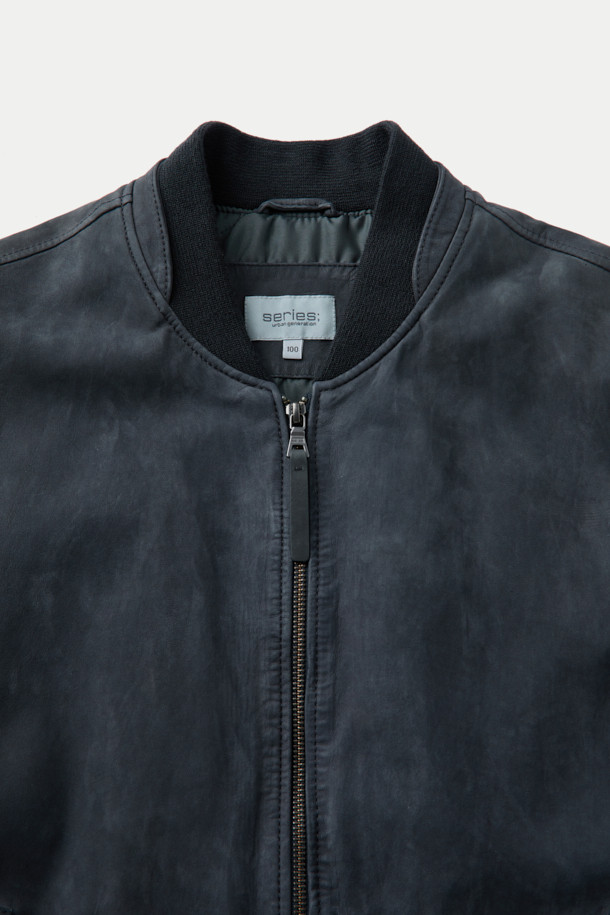 부드러운 양가죽 소재와 워싱 가공으로 빈티지한 멋을 살린 MA-1 스타일의 아우터입니다. 시크한 블랙 컬러에 오버핏 디자인으로 트렌디한 스타일을 연출하며, 봄, 가을 간절기에 활용하기 좋습니다. 크롭 기장과 립 디테일이 더해져 캐주얼하면서도 스트릿 무드를 강조합니다. 긴 소매와 두꺼운 두께감으로 고급스러운 착용감을 선사합니다. 집업 방식으로 간편하게 착용 가능하며, 다양한 스타일과 매치하여 개성 있는 룩을 완성할 수 있습니다.
