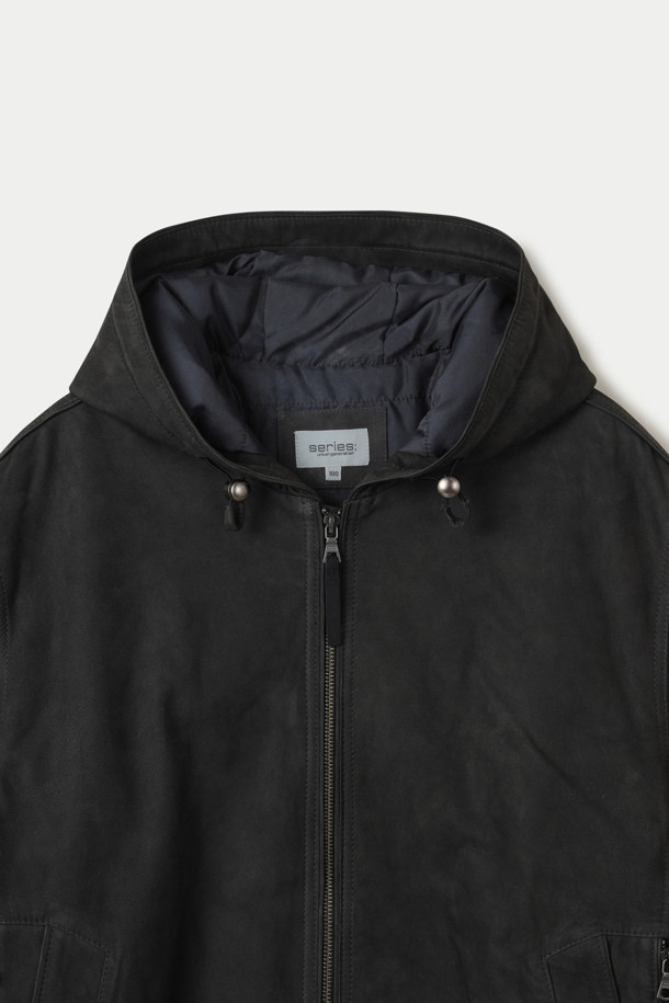 부드러운 양가죽 소재로 제작된 여성용 워싱 후디 점퍼입니다. 캐주얼, 미니멀, 시크 스타일을 연출하기에 좋으며, 데이트룩과 모임룩에 활용하기 좋습니다. 블랙 컬러의 무지 디자인에 루즈핏과 크롭 기장으로 세련된 실루엣을 선사합니다. 봄, 가을 시즌에 적합하며, 두꺼운 두께감으로 따뜻하게 착용할 수 있습니다. 집업 형태로 간편하게 착용 가능하며, 워싱 처리로 자연스러운 멋을 더했습니다.
