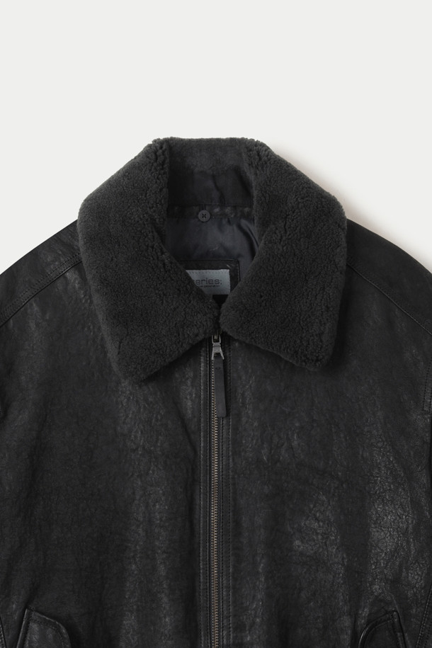 모던하고 클래식한 스타일의 양가죽 라파예트 다운 점퍼입니다. 부드러운 촉감의 양가죽 소재와 구스다운 충전재, 정전기 방지 안감으로 따뜻하고 편안한 착용감을 선사합니다. 탈부착 가능한 시어링 퍼 칼라와 니트 시보리 소매 디테일이 돋보이며, 세미 오버핏으로 편안한 핏을 연출합니다. 겨울철 데일리룩에 활용하기 좋은 블랙 컬러의 무지 디자인으로, 투웨이 지퍼, 후디 포켓, 사선 포켓 등 실용적인 기능까지 갖춘 다운 점퍼입니다. 보온과 방풍 기능을 제공합니다.
