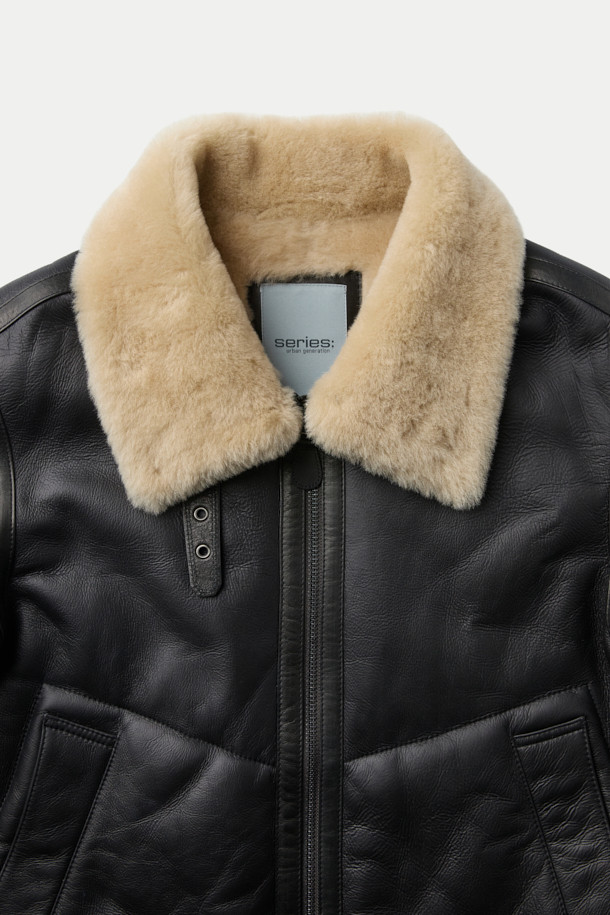 메리노 실키 무스탕은 부드러운 양가죽과 양털 소재를 사용하여 고급스러운 촉감을 선사하는 아우터입니다. 블랙, 베이지 두 가지 색상으로 출시되었으며, 숏 기장의 오버핏 디자인으로 클래식하면서도 캐주얼한 스타일을 연출합니다. 투톤 배색과 비죠 디테일, 투웨이 지퍼, 핸드 포켓 등의 특징으로 보온성과 스타일을 동시에 잡았습니다. 데이트룩, 모임룩 등 다양한 TPO에 활용 가능하며, 미니멀한 룩에도 잘 어울립니다. 겨울철, 따뜻하고 세련된 스타일을 완성해 보세요.
