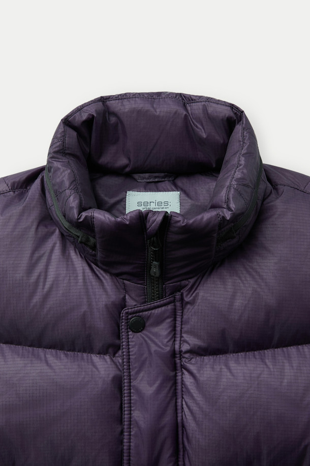 보온성과 활동성을 동시에 잡는 경량 다운 베스트입니다. 겨울철 데일리룩과 캠핑룩에 활용하기 좋은 아이템으로, 스포티, 미니멀, 캐주얼 스타일을 연출할 수 있습니다. 톤 다운된 퍼플 컬러에 무지 및 퀼팅 디자인으로 포인트를 더했으며, 루즈핏으로 편안한 착용감을 선사합니다. 가볍고 따뜻한 나일론 소재에 발수, 방풍 기능까지 갖춰 실용적이며, 내장 후드와 글러브 포켓으로 보온성을 높였습니다.
