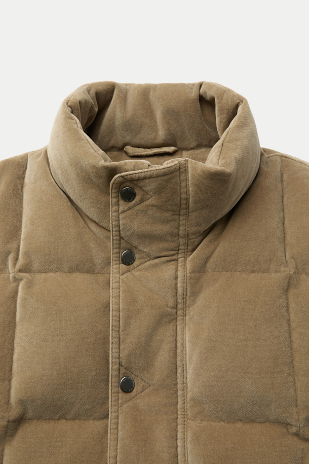 벨베틴 코듀로이 다운 베스트는 가을, 겨울 시즌에 따뜻함과 스타일을 모두 갖춘 아우터입니다. 부드러운 코듀로이 면 소재에 RDS 덕다운 충전재를 사용하여 뛰어난 보온성을 제공하며, 밑단 스트링 조절 기능으로 핏을 자유롭게 연출할 수 있습니다. 캐주얼, 클래식, 미니멀 스타일을 모두 소화하며, 일상 및 아웃도어 활동 시 캠핑룩, 등산룩으로 활용하기 좋습니다. 베이지와 브라운 두 가지 색상으로 출시되었으며, 이중 구조 핸드 포켓으로 실용성을 더했습니다. 스냅 버튼 여밈 방식과 루즈핏 디자인으로 편안한 착용감을 선사합니다.
