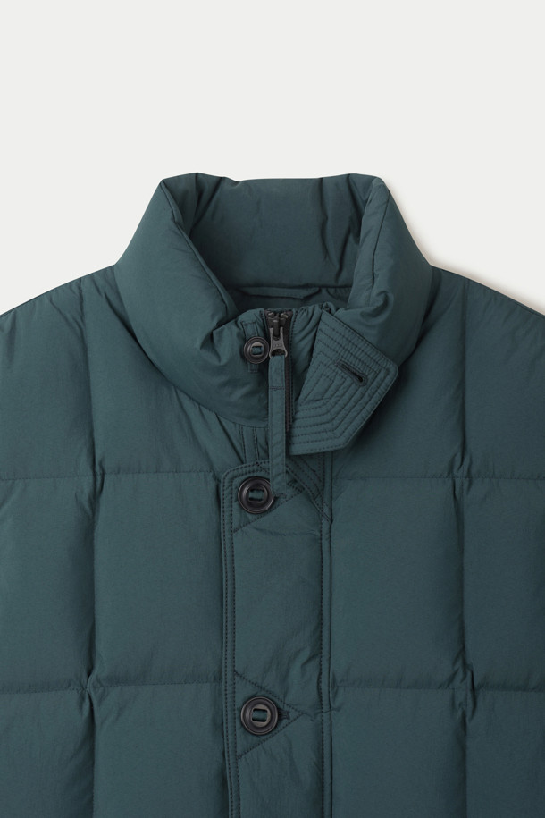 다크 그린 컬러의 블록 다운 베스트는 가을, 겨울철 일상 및 아웃도어 활동에 적합합니다. 80:20 RDS MUSCOVY 덕다운 충전재를 사용하여 보온성을 높였으며, 방풍 코팅과 밑단 스트링 조절 기능으로 외부 환경으로부터 몸을 보호합니다. 루즈핏으로 제작되어 편안한 착용감을 제공하며, 클래식, 캐주얼, 미니멀 스타일을 모두 소화할 수 있습니다. 이중 구조 핸드포켓과 넥라인 스트랩 디테일이 돋보이며, 경량 설계로 활동성을 더했습니다. 캠핑룩, 등산룩 연출에 활용하기 좋습니다.
