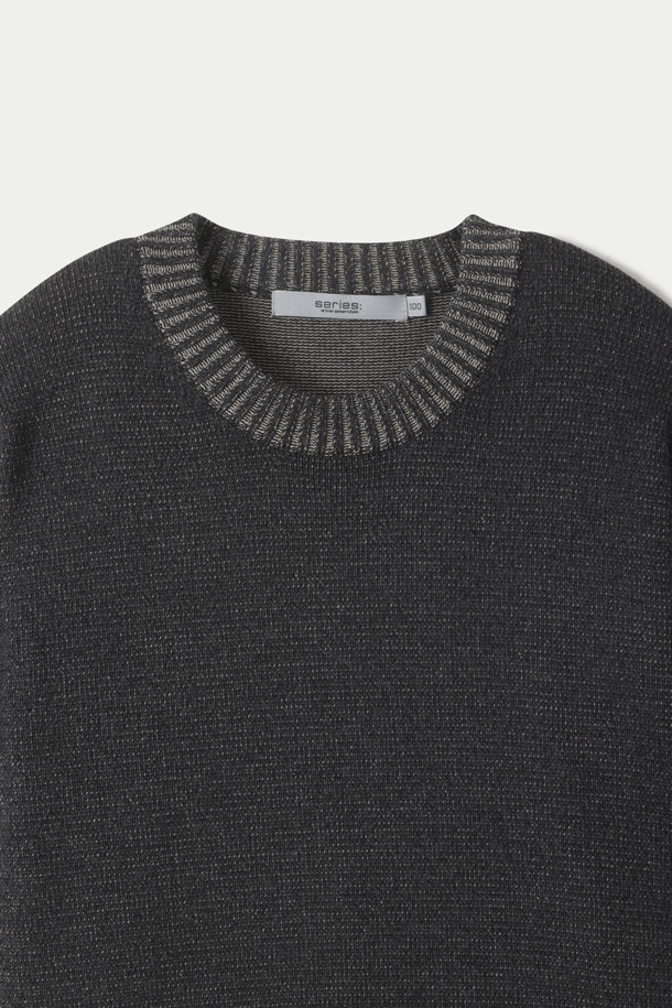 간절기 이중우수 라운드 스웨터는 베이직한 스타일을 추구하는 당신을 위한 아이템입니다. 블랙과 그레이 두 가지 색상으로 출시되어, 데이트룩, 카페룩 등 다양한 TPO에 맞춰 활용할 수 있습니다. 코튼과 페이퍼 소재의 혼방으로 제작되어 가볍고 드라이한 촉감을 선사하며, 통기성이 뛰어나 간절기에도 쾌적하게 착용 가능합니다. 세미루즈핏 라운드넥 디자인에 투톤 조직감으로 포인트를 더했으며, 레이어드 또는 단독 착용 모두 가능하여 활용도가 높습니다. 미니멀, 클래식, 캐주얼 등 어떤 스타일에도 잘 어울리는 필수템입니다.
