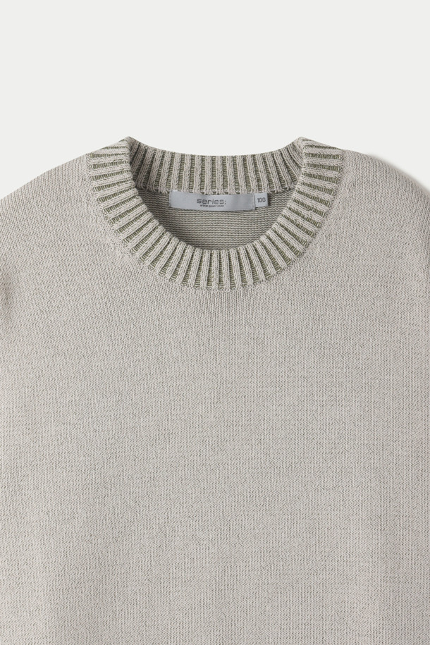 간절기 이중우수 라운드 스웨터는 베이직한 스타일의 데일리 상의입니다. 코튼과 페이퍼 소재의 혼방으로 가볍고 드라이한 촉감을 선사하며, 중간 두께감으로 간절기에 적합합니다. 세미루즈핏 라운드넥 디자인으로 편안하게 착용 가능하며, 투톤 조직감과 긴소매가 특징입니다. 베이지, 그레이 두 가지 컬러로 출시되었으며, 레이어드 및 단독 착용 모두 가능하여 활용도가 높습니다. 통기성이 좋아 쾌적하게 착용할 수 있습니다.
