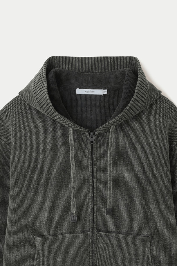 가먼트 다잉 코튼 풀 집업 후디는 부드러운 촉감의 면 소재로 제작되어 편안한 착용감을 선사합니다. 봄, 가을 시즌에 적합하며, 캐주얼 및 베이직 스타일을 연출하기 좋습니다. 무지 디자인에 레귤러핏으로 제작되었으며, 후드 네크라인과 긴소매, 집업 여밈 방식이 특징입니다. 카키, 그린 두 가지 컬러로 출시되어, 산책룩이나 캠핑룩 등 다양한 TPO에 활용 가능합니다. 미니멀, 고프코어 스타일을 즐겨 입는 분들께 추천합니다.
