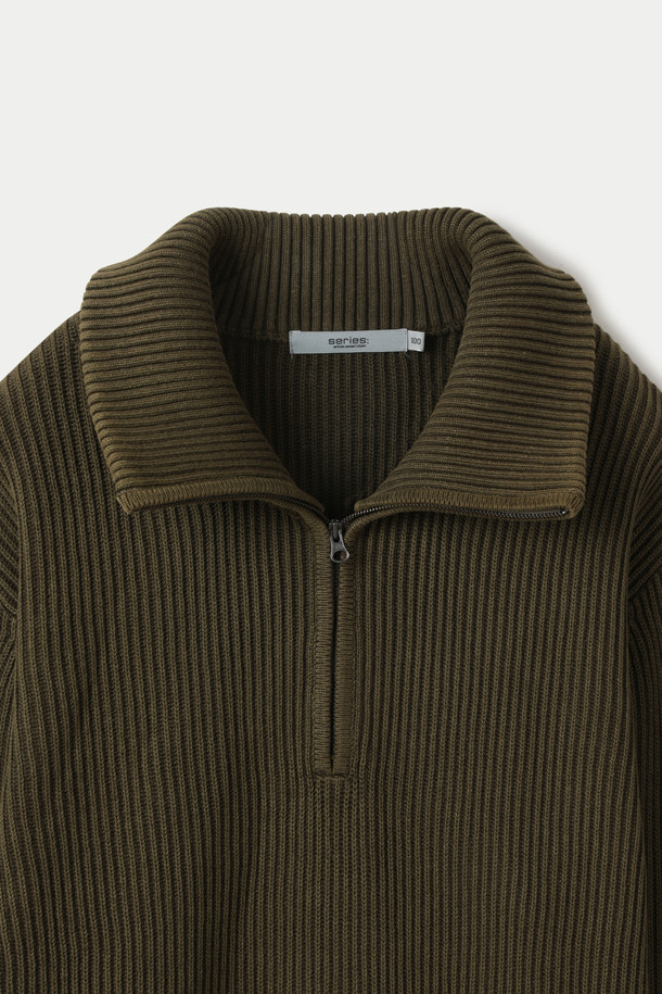 가먼트 다잉(Garment Dyeing) 기법으로 제작된 코튼 하프 집업 풀오버입니다. 부드러운 촉감의 면 소재에 골지 패턴을 더해 편안함과 스타일을 모두 갖췄습니다. 간절기와 겨울철에 활용하기 좋은 두께감으로, 캐주얼하고 베이직한 스타일을 연출하기 좋습니다. 하프넥 디자인과 YKK 지퍼, 팔꿈치 패치 디테일이 돋보이며, 카키 및 올리브 두 가지 색상으로 출시되었습니다. 출근룩과 캠핑룩 등 다양한 TPO에 활용 가능합니다.
