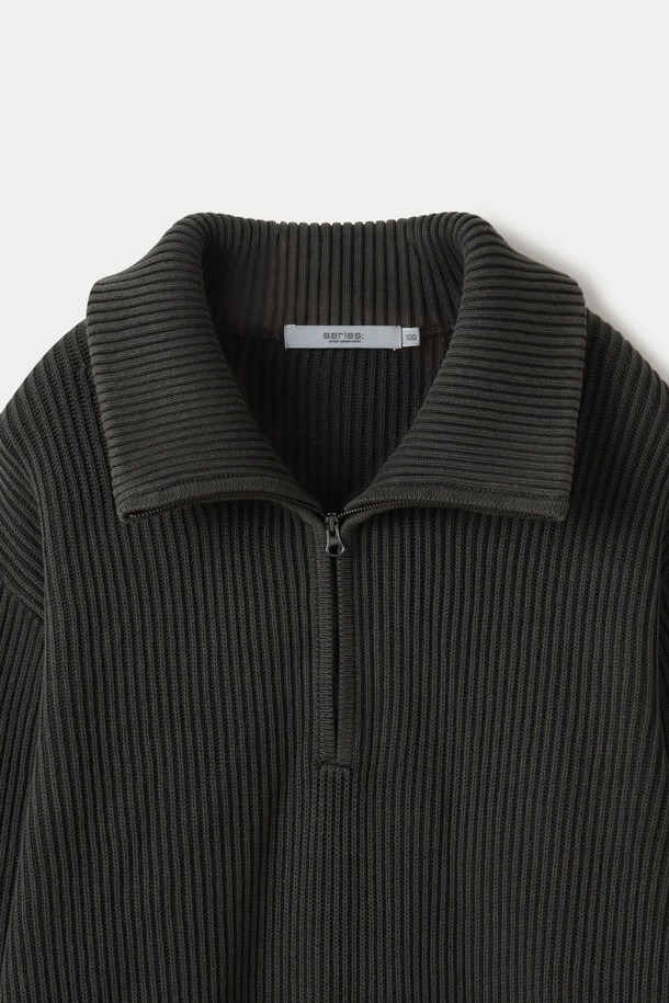 가먼트 다잉 코튼 하프 집업 풀오버는 간절기와 겨울 시즌에 어울리는 상의입니다. 블랙 컬러의 루즈핏이며, 내추럴하고 빈티지한 스타일을 연출합니다. 면 소재의 골지 패턴으로 제작되었으며, 하프넥 디자인과 긴소매, 두꺼운 두께감으로 보온성을 높였습니다. 가먼트 다잉 워싱 기법으로 자연스러운 멋을 더했고, YKK 지퍼와 팔꿈치 패치 디테일로 완성도를 높였습니다. 캐주얼, 클래식, 미니멀 스타일 모두 소화 가능한 활용도 높은 아이템입니다.
