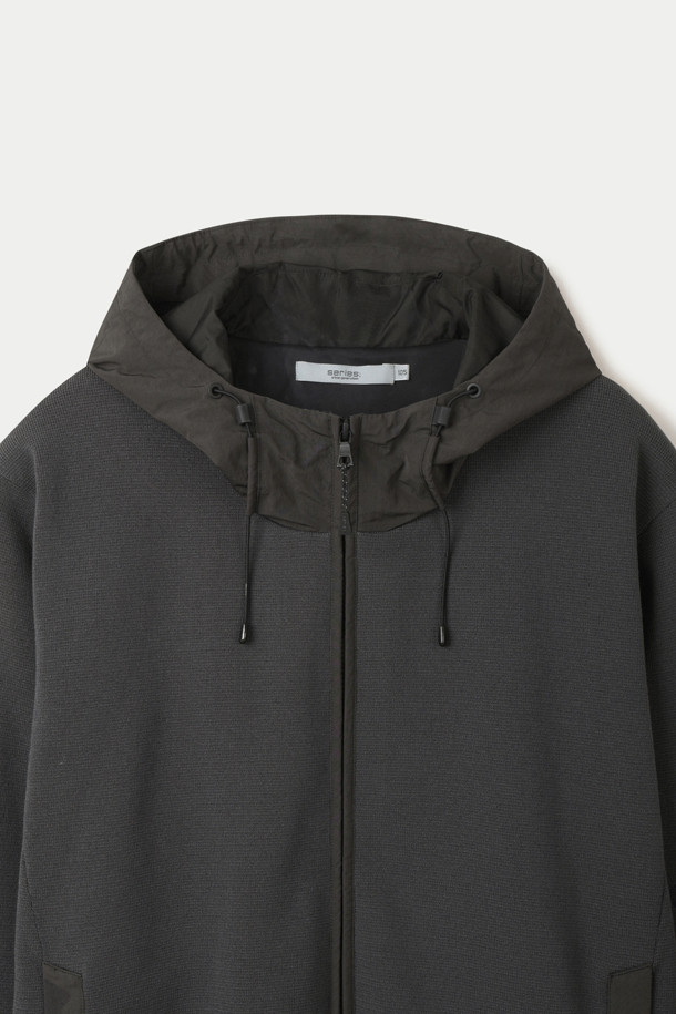 부드러운 면 소재로 제작되어 편안한 착용감을 선사하는 여성용 하이브리드 후디 가디건입니다. 가을과 겨울에 따뜻하게 입을 수 있으며, 일상복으로 활용하기 좋은 캐주얼하고 베이직한 디자인입니다. 레귤러핏으로 편안하게 떨어지는 핏과 후드 디자인이 특징이며, 집업 스타일로 간편하게 입고 벗을 수 있습니다. 무지 패턴의 블랙과 차콜 두 가지 색상으로 출시되어 다양한 스타일 연출이 가능하며, 포켓 디테일로 실용성을 더했습니다. 집콕룩, 캐주얼, 미니멀 스타일을 즐겨 입는 분들께 추천합니다.
