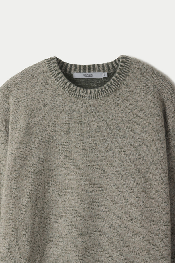 부드러운 울과 캐시미어 혼방 소재로 제작되어 포근한 착용감을 선사하는 이중우수 라운드 스웨터입니다. 톤온톤 배색의 투 톤 컬러 조직이 세련된 분위기를 연출하며, 밑단과 소맷단에 적용된 포인트 조직이 디자인의 완성도를 높입니다. 루즈핏으로 편안하게 착용 가능하며, 두꺼운 두께감으로 간절기부터 겨울까지 따뜻하게 입을 수 있습니다. 데일리룩, 집콕룩, 출근룩 등 다양한 상황에서 미니멀하고 클래식한 스타일을 연출해보세요. 아우터 안에 이너로 활용하기에도 좋습니다.
