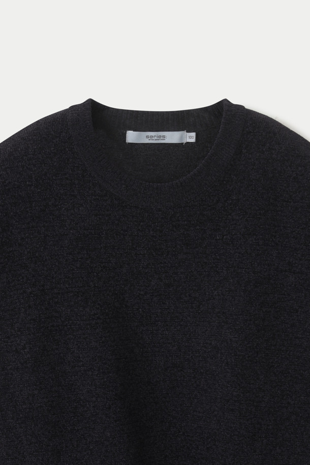 부드러운 벨벳 터치 텍스처가 돋보이는 셔닐 라운드 스웨터입니다. 겨울철 높은 보온성을 제공하며, 루즈핏으로 편안한 착용감을 선사합니다. 무지 디자인에 은은한 투 톤 컬러가 더해져 베이직하면서도 세련된 스타일을 연출합니다. 암홀 솔기라인 티핑 배색 디테일이 돋보이며, 형태 유지력이 우수합니다. 겨울 데일리룩, 집콕룩, 모임룩 등 다양한 TPO에 맞춰 클래식, 미니멀, 캐주얼 스타일로 활용하기 좋습니다.
