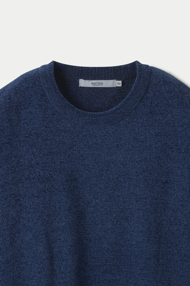 네이비 컬러의 셔닐 라운드 스웨터입니다. 부드러운 벨벳 터치 텍스처로 제작되어 포근하고 고급스러운 착용감을 선사하며, 가을과 겨울 시즌에 높은 보온성을 제공합니다. 은은한 투톤 컬러와 암홀 솔기라인의 티핑 배색 디테일이 돋보입니다. 루즈핏 라운드넥 디자인으로 편안하게 착용 가능하며, 형태 유지력이 뛰어나 오랫동안 변형 없이 즐길 수 있습니다. 베이직, 미니멀 스타일을 선호하는 분들께 데일리룩, 집콕룩, 모임룩으로 제안합니다.
