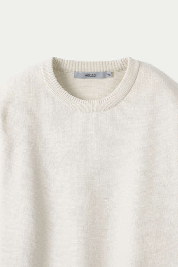 부드러운 셔닐 소재의 라운드 넥 스웨터입니다. 겨울철 데일리룩과 집콕룩에 활용하기 좋은 베이직 스타일의 아이템입니다. 벨벳 터치 텍스처와 은은한 투 톤 컬러가 특징이며, 암홀 솔기라인의 티핑 배색으로 포인트를 더했습니다. 루즈핏으로 편안한 착용감을 선사하며, 높은 보온성과 형태 유지력으로 오랫동안 따뜻하게 즐길 수 있습니다. 두꺼운 두께감으로 한겨울에도 따뜻하게 입을 수 있는 머스트 해브 아이템입니다.
