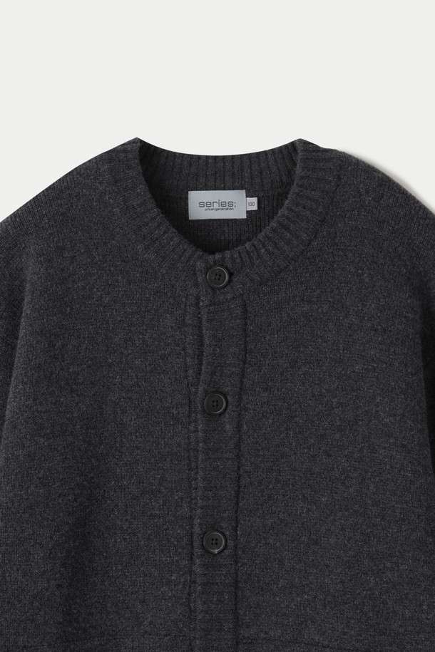 차콜 그레이 컬러의 버튼 라운드 가디건입니다. 울과 면 혼방 소재로 제작되어 부드러운 촉감과 두꺼운 두께감으로 따뜻하게 착용할 수 있습니다. 루즈핏 디자인과 긴 소매 기장으로 편안한 착용감을 선사하며, 데일리룩, 카페룩, 모임룩 등 다양한 TPO에 활용 가능합니다. 베이직, 미니멀, 클래식 스타일을 즐겨 입는 분들께 추천하며, 패치 포켓 디테일과 고급스러운 버팔로 혼 버튼이 특징입니다. 레이어링하여 사계절 내내 활용하기 좋습니다.
