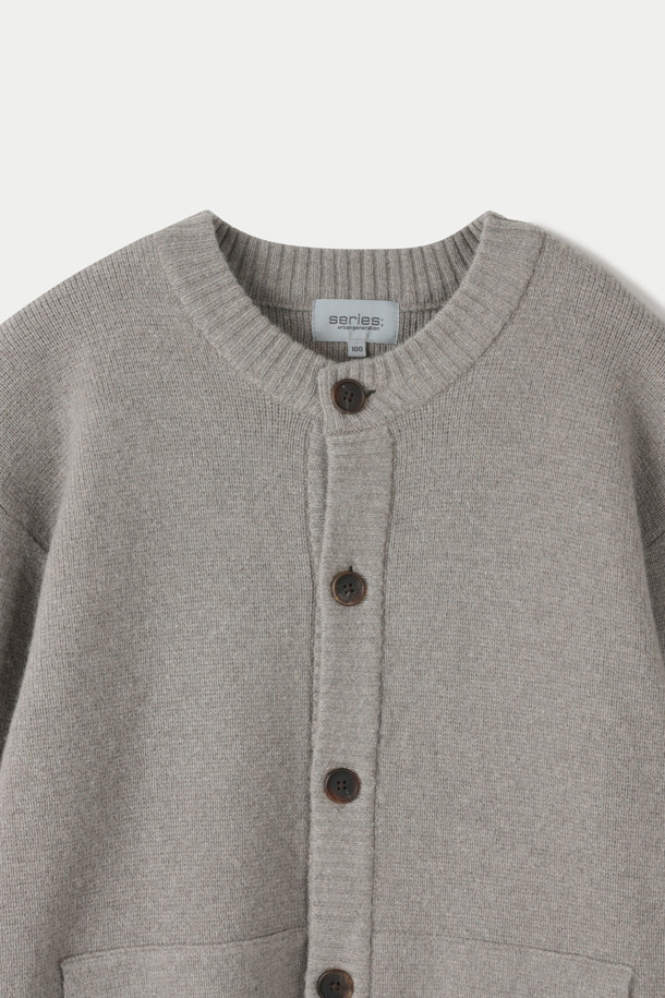 **버튼 라운드 가디건**

부드러운 울과 코튼 혼방 소재로 제작되어 포근한 착용감을 선사하는 버튼 라운드 가디건입니다. 톤 다운된 그레이 컬러와 베이직, 미니멀한 디자인으로 다양한 스타일 연출에 용이합니다. 넉넉한 루즈핏에 긴 소매 기장으로 편안함을 더하고, 두꺼운 두께감과 단단한 촉감, 그리고 버팔로 혼 버튼과 패치 포켓 디테일이 특징입니다. 사계절 내내 활용 가능하며, 형태 유지력이 우수하여 오랫동안 변형 없이 착용할 수 있습니다. 집콕룩, 산책룩 등 데일리 및 일상에서 클래식, 미니멀, 캐주얼 스타일로 코디하기 좋습니다.
