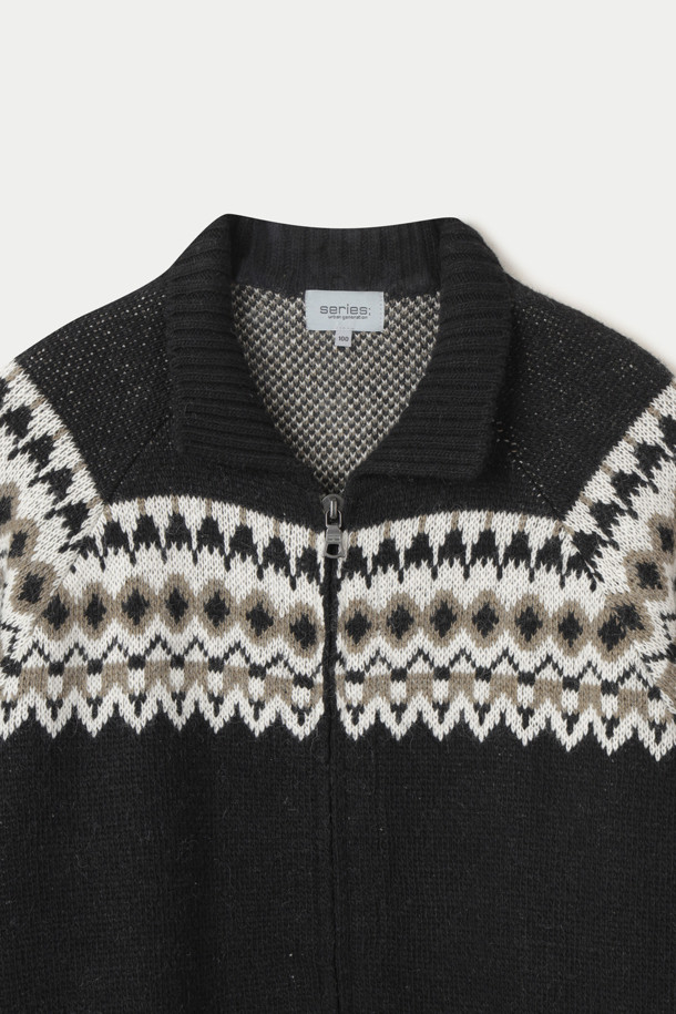 블랙과 화이트 컬러의 여성용 패턴 가디건입니다. 울 소재로 제작되어 부드러운 촉감을 선사하며, 가을과 겨울에 따뜻하게 착용할 수 있습니다. 노르딕 또는 기하학 패턴이 돋보이는 디자인으로, 라운드넥에 집업 방식의 긴소매 크롭 기장입니다. 캐주얼, 베이직 스타일로 출근룩이나 모임룩에 활용하기 좋으며, 지퍼 디테일이 포인트입니다.
