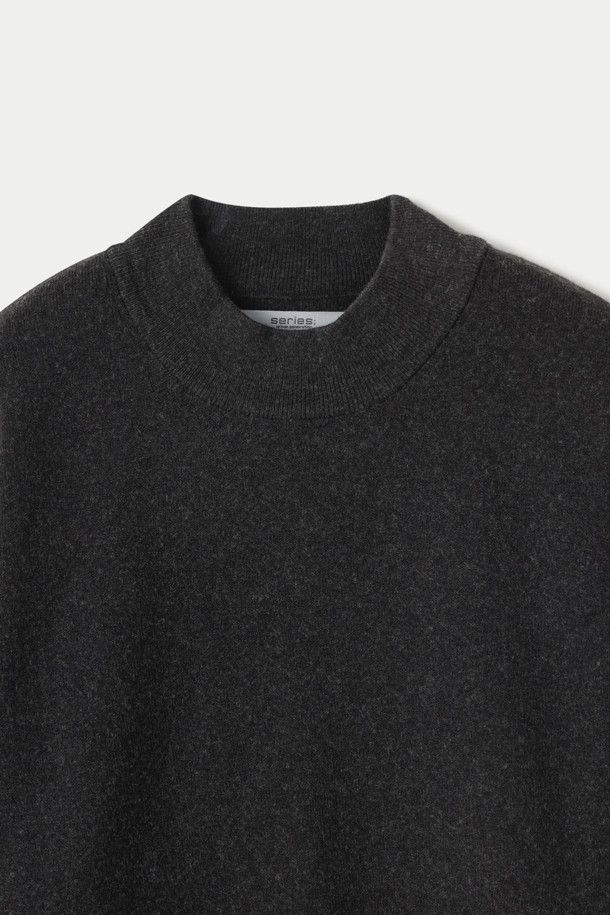 부드러운 울 혼방 소재로 제작된 블랙 컬러의 모크넥 스웨터입니다. 겨울철 출근룩, 미니멀, 클래식, 캐주얼 스타일을 연출하기에 적합합니다. 세미 루즈핏으로 편안한 착용감을 선사하며, 밑단과 소맷단 조직 변형으로 은은한 포인트를 더했습니다. 암홀 라인 솔기 디테일과 레이어드 착용이 용이하여 다양한 스타일링이 가능합니다. 긴 소매 기장의 무지 디자인으로 어떤 옷에도 쉽게 매치할 수 있습니다.
