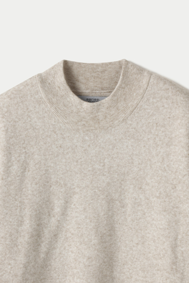 부드러운 울 혼방 소재의 모크넥 스웨터입니다. 베이직하고 미니멀한 스타일로, 겨울철에 따뜻하게 착용하기 좋습니다. 세미 루즈핏으로 편안한 착용감을 선사하며, 레귤러 기장으로 다양한 하의와 매치하기 용이합니다. 베이지와 그레이 두 가지 색상으로 출시되었으며, 밑단과 소맷단 조직 변형, 암홀 라인 솔기 디테일로 포인트를 더했습니다. 레이어드하여 더욱 스타일리시하게 연출할 수 있습니다.
