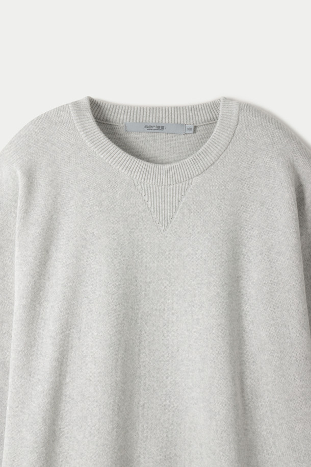 부드러운 촉감의 캐시미어 혼방 소재로 제작되어 포근함을 선사하는 그레이 컬러의 맨투맨 스웨터입니다. 간절기와 겨울철에 적합하며, 라운드넥과 루즈핏 디자인으로 편안한 착용감을 자랑합니다. 베이직한 스타일로 다양한 하의와 매치하여 미니멀, 클래식, 캐주얼 룩을 연출하기 좋습니다. 립 디테일과 밀도 있는 편직, 안정적인 형태감으로 스웻셔츠의 기본 구조를 잘 살렸습니다. 겨울 데일리룩, 집콕룩, 산책룩 등 TPO에 구애받지 않고 활용할 수 있는 데일리 아이템입니다.
