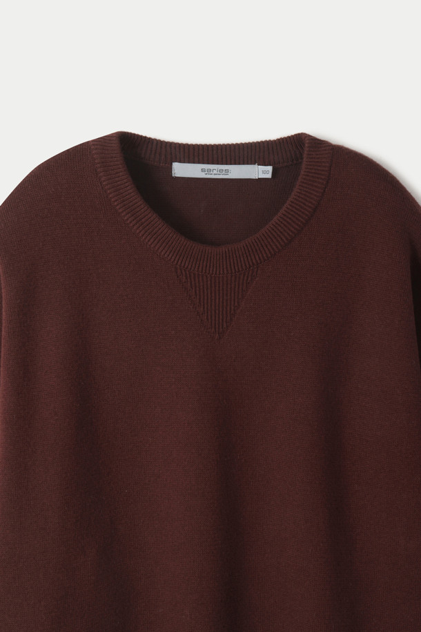 부드러운 면과 캐시미어 혼방 소재의 브라운 컬러 맨투맨 스웨터입니다. 간절기와 겨울철에 활용하기 좋은 적당한 두께감으로, 루즈핏의 편안한 착용감을 선사합니다. 라운드넥 디자인에 무지 패턴으로 제작되어 베이직하고 캐주얼한 스타일을 연출합니다. 스웻셔츠 구조를 기반으로, 옆선 립 디테일과 밀도 있는 편직, 안정적인 형태감을 갖춰 완성도를 높였습니다. 데일리룩, 집콕룩, 산책룩 등 다양한 TPO에 활용하기 좋은 아이템입니다.
