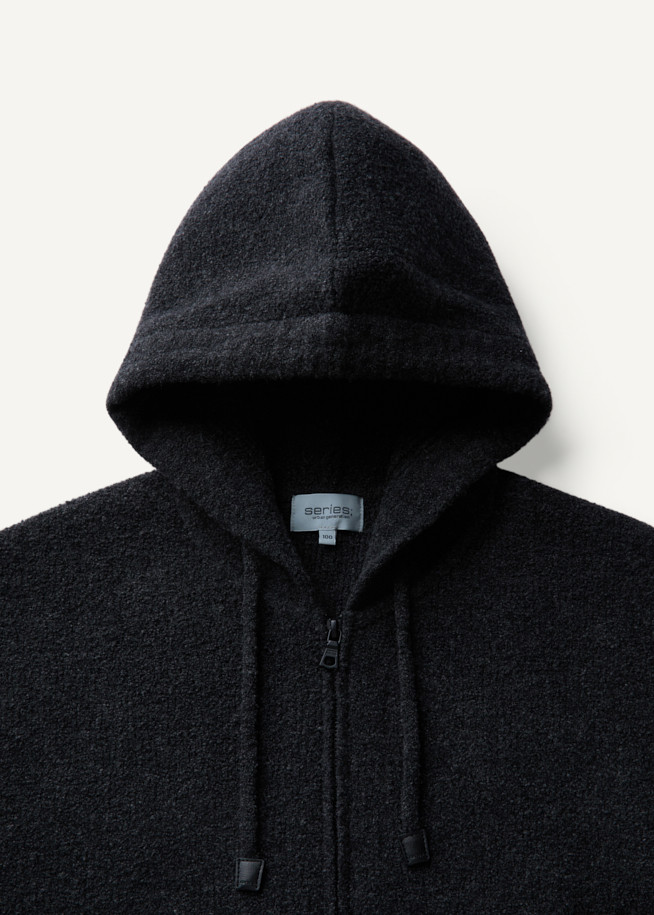 **부클레 니트 후디 집업**은 간절기부터 겨울까지 따뜻하게 입을 수 있는 캐주얼 스타일의 상의입니다. 부드러운 울 소재와 부클 패턴이 포근한 느낌을 주며, 루즈핏으로 편안한 착용감을 선사합니다. 블랙 컬러로 어떤 옷에도 쉽게 매치할 수 있으며, 긴 소매와 후드 디자인으로 보온성을 높였습니다. 편직된 스트링 끈과 리얼 가죽 팁 마감, 전면 포켓 디테일이 돋보이며, 집업 형태로 간편하게 입고 벗을 수 있습니다. 집콕룩, 산책룩 등 다양한 TPO에 활용하기 좋은 아이템입니다.
