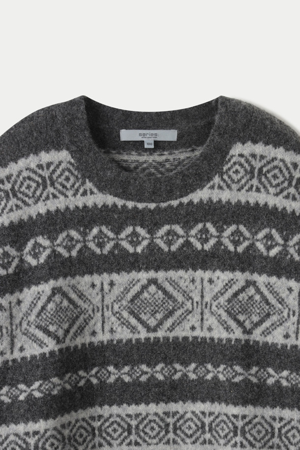 부드러운 울 소재와 두꺼운 두께감으로 따뜻함을 선사하는 윈터 패턴 스웨터입니다. 그레이와 차콜 컬러의 클래식한 색상 조합에, 페어아일 패턴이 더해져 포근한 분위기를 연출합니다. 세미루즈핏으로 편안하게 착용 가능하며, 레이어드 스타일링에도 용이합니다. 긴소매와 크루넥 디자인으로, 출근룩이나 모임룩 등 다양한 TPO에 활용할 수 있습니다. 부클 원사를 사용하여 적당한 볼륨감을 살린 것이 특징입니다.
