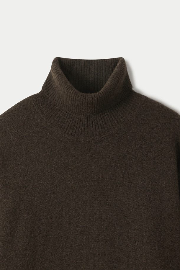 부드러운 촉감의 캐시미어 터틀넥 스웨터입니다. 고품질 캐시미어 100% 소재로 제작되어 가을, 겨울 시즌 따뜻하고 포근하게 착용할 수 있습니다. 베이직하고 클래식한 스타일로 다양한 룩에 활용하기 좋으며, 레귤러 핏으로 편안한 착용감을 선사합니다. 엘보우 패치 디테일과 뒷판 네크라인 조직 포인트가 돋보이며, 두꺼운 두께감으로 보온성을 높였습니다. 겨울 데일리룩, 오피스룩, 모임룩 등 클래식하고 미니멀한 스타일을 연출하기 좋습니다.
