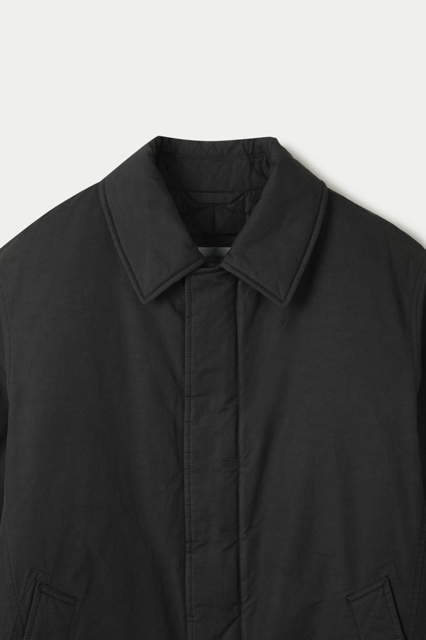 구스다운 맥코트는 겨울철 추위를 완벽하게 막아주는 남녀 공용 아우터입니다. 심플하고 미니멀한 블랙 컬러의 무지 디자인으로 어떤 스타일에도 쉽게 매치할 수 있습니다. 롱 기장의 레귤러핏으로 제작되었으며, 지퍼와 스냅 이중 여밈 방식으로 더욱 따뜻하게 착용 가능합니다. 가볍고 부드러운 구스다운 소재에 두꺼운 두께감으로 보온성을 극대화했으며, 하단 슬릿과 포켓 안감 디테일로 편안함까지 더했습니다. 겨울 데일리룩, 출근룩, 모임룩 등 다양한 TPO에 클래식, 미니멀, 시크한 무드로 연출해보세요.
