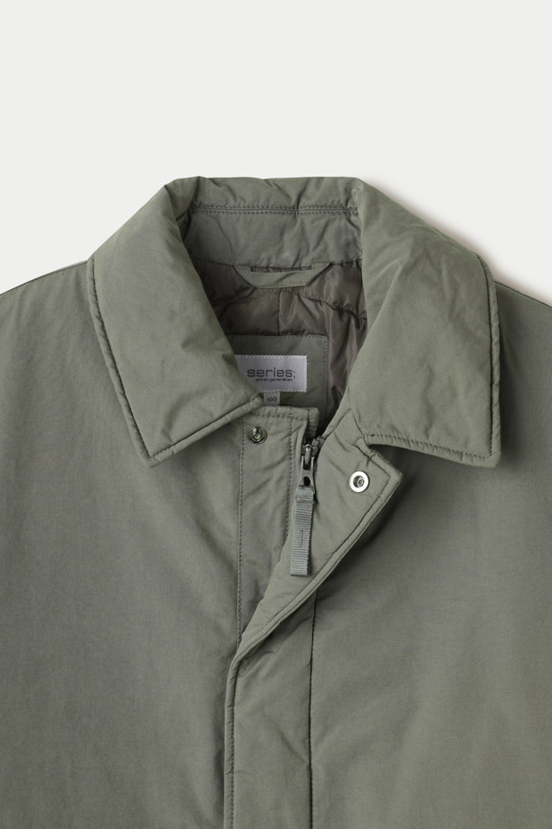 겨울철 따뜻함을 책임질 구스다운 맥코트입니다. 부드러운 촉감의 구스다운 소재와 두꺼운 두께감으로 한겨울에도 든든하게 착용할 수 있습니다. 베이직한 디자인에 카키 컬러와 무지 패턴으로 어떤 스타일에도 쉽게 매치할 수 있습니다. 맥시 기장의 레귤러핏으로, 하단 슬릿, 이중 여밈, 포켓 디테일이 돋보입니다. 스냅과 지퍼로 여밀 수 있어 편안하게 스타일링할 수 있으며, 데일리룩, 출근룩, 모임룩 등 다양한 TPO에 활용 가능합니다. 클래식, 미니멀, 캐주얼 등 어떤 무드에도 잘 어울리는 매력적인 아우터입니다.
