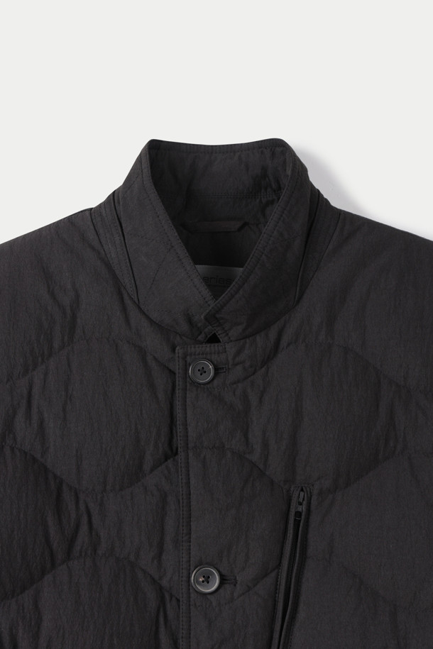 따뜻함과 스타일을 동시에 잡은 퀼팅 포켓 재킷입니다. 블랙 컬러의 베이직한 디자인으로 가을부터 겨울까지 폭넓게 활용 가능하며, 캐주얼, 클래식, 미니멀 등 다양한 스타일을 소화합니다. 넉넉한 레귤러핏과 두꺼운 두께감으로 뛰어난 보온성을 제공하며, 가볍고 부드러운 나일론 소재를 사용하여 편안한 착용감을 선사합니다. 하이넥 칼라와 버튼 여밈으로 포인트를 더했으며, 앞면 3개, 안쪽 2개의 포켓으로 실용성을 높였습니다. 우모 충전재를 사용하여 보온성과 경량성을 동시에 갖춘 데일리 아우터로, 산책, 여행 등 다양한 TPO에 잘 어울립니다.
