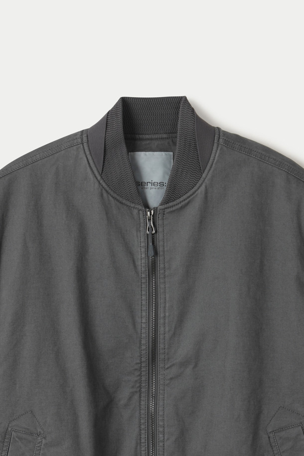 워싱 집업 블루종 점퍼는 캐주얼 스타일의 남성용 아우터입니다. 부드러운 면 소재에 워싱 가공을 더해 자연스러운 멋을 살렸으며, 봄, 가을에 착용하기 좋습니다. 레귤러핏으로 편안한 착용감을 제공하며, 무지 디자인에 밴딩 디테일과 포켓으로 실용성을 더했습니다. 블루 컬러의 긴소매 집업 스타일로, 일상에서 간편하게 활용하기 좋습니다.
