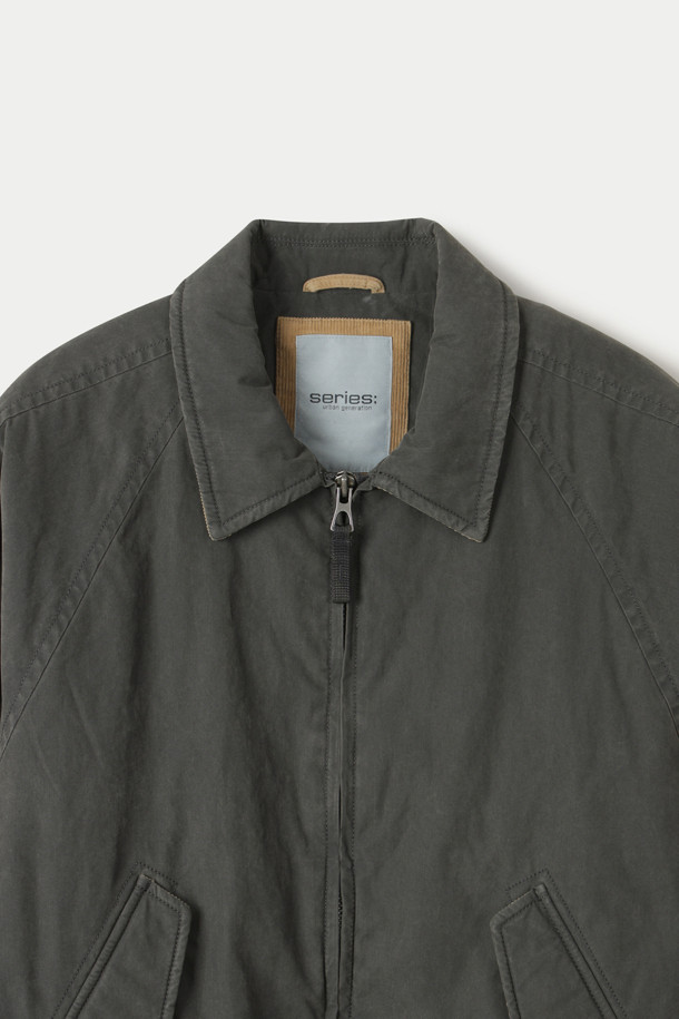 코듀로이 믹스 래글런 점퍼는 가을, 겨울 시즌 남성 고객을 위한 두꺼운 두께감의 점퍼입니다. 베이직하고 캐주얼한 스타일로 일상에서 편안하게 착용하기 좋으며, 칼라와 양옆 플랩, 소맷단 배색 디테일이 돋보입니다. 래글런 소매 디자인으로 활동성을 높였으며, 패딩 충전재와 안감으로 보온성을 더했습니다. 밑단 밴딩과 소맷단 2 스냅 버튼으로 안정적인 착용감을 제공합니다. 카키 컬러의 무지 디자인으로 다양한 스타일의 연출이 가능하며, 겨울 데일리룩, 산책룩, 여행룩에 활용하기 좋습니다.
