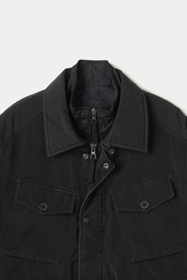 피그워싱 2WAY 점퍼는 겨울과 가을에 착용하기 좋은 남녀 공용 점퍼입니다. 블랙 색상의 무지 디자인으로 캐주얼, 미니멀, 워크웨어 스타일을 연출하기 좋습니다. 이너 분리형에 오리털 충전재를 사용하여 보온성을 높였으며, 허리 스트링으로 사이즈 조절이 가능합니다. 4개의 포켓과 지퍼, 스냅 여밈 방식으로 실용성을 더했습니다. 일상, 산책, 여행 등 다양한 TPO에 활용할 수 있는 레귤러핏 두꺼운 점퍼입니다.
