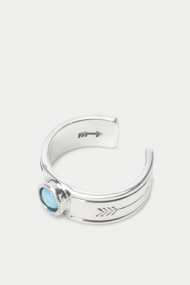 노스 웍스 W-320b 반지는 900 실버 소재로 제작된 공용 제품입니다. 오픈형 디자인에 수제작된 이 반지는 실버와 터키석의 조화가 돋보이며, 유니크하면서도 빈티지한 스타일을 연출합니다. 터키석 장식이 포인트로 더해져 독특한 매력을 선사하며, 데이트룩 또는 모임룩에 포인트를 더하기 좋습니다. 클래식하면서도 에스닉한 스타일을 선호하는 분들께 추천합니다. 사이즈 조절이 가능한 기능성까지 갖춘 매력적인 아이템입니다.
