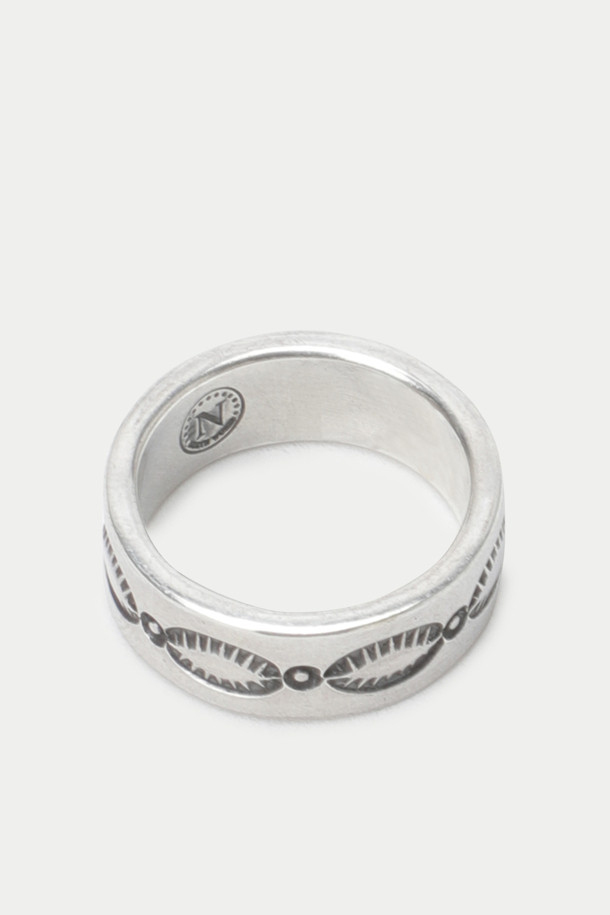 노스 웍스 W-321e 링은 빈티지 아메리칸 코인(1800-1950년대)을 사용하여 수공예로 제작된, 볼드한 두께감의 900 실버 소재 반지입니다. 인디언 문양 각인이 돋보이는 디자인으로, 클래식하고 에스닉한 무드를 자아냅니다. 데이트룩과 모임룩에 포인트를 더할 수 있으며, 레트로 스타일을 즐기는 분들께 추천합니다.
