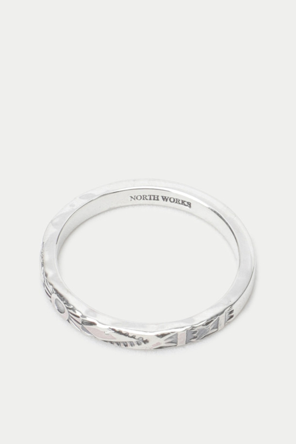 NORTH WORKS(노스 웍스) KX-012 반지는 실버 900 소재로 제작된 공용 반지입니다. 얇은 두께의 베이직 스타일 디자인으로, 스마일, 도트, 벌 문양 각인이 특징입니다. 빈티지 코인을 사용한 핸드메이드 실버 아이템으로, 단독 또는 레이어드 착용이 가능합니다. 데이트룩, 쇼핑룩, 카페룩 등 다양한 TPO에 매치하여 클래식, 미니멀, 캐주얼 스타일을 연출할 수 있습니다.
